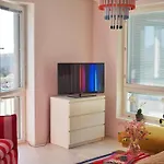 شقة Candy-colored Two-room With Sweet Views *