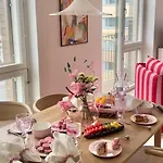 Huoneisto Candy-colored Two-room With Sweet Views *